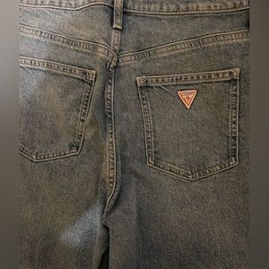 GUESS DISTRESSED MOM JEANS